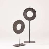 Picture of FOUR LAYER HORN SCALLOPED MOUNTED RINGS-BLACK